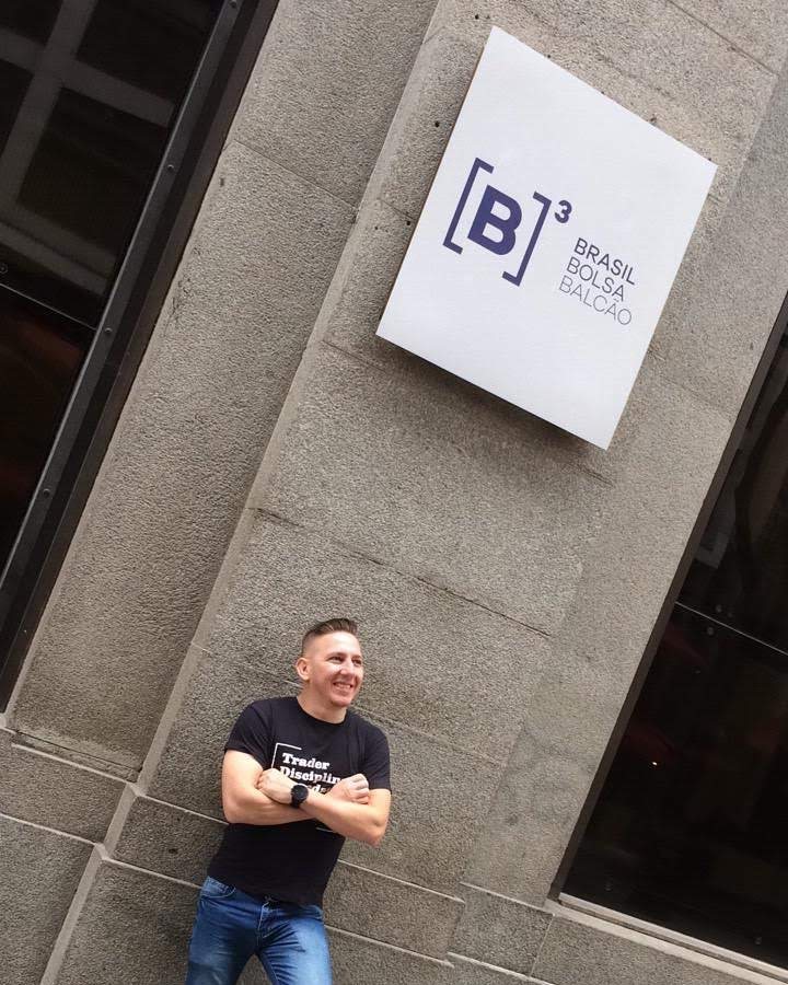 Elton Sampaio em frente ao prédio da B3 — Brasil Bolsa Balcão